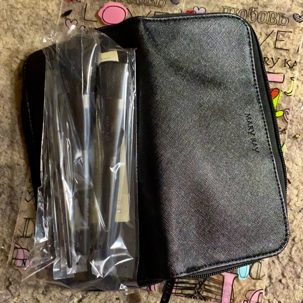 🌷MK Essential Brush Collection with zipper travel case🖤